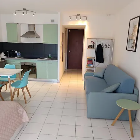 Apartament 5 Minutes Walk From The